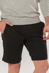Bermuda clásica de gabardina con spandex, de corte recto y bolsillos laterales, ideal para un estilo casual.