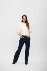 Jean de corte recto y tiro medio, color azul oscuro, con diseño clásico de cinco bolsillos y costuras en contraste.