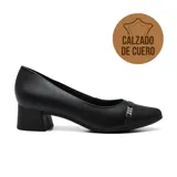 Zapato de cuero negro con taco bajo y detalle de strass en la capellada.
