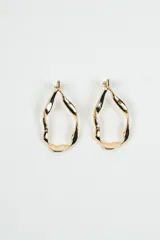 Par de caravanas colgantes doradas con forma irregular.