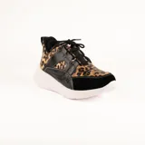 Championes deportivos de cuero en tonos marrón, tostado y marrón oscuro, con detalles de estampado animal print de leopardo en el lateral, suela gruesa blanca y cordones elásticos.