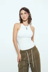 Body negro de tiras finas con escote alto al frente y espalda cruzada descubierta.