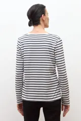 Remera de manga larga con estampado de rayas horizontales blancas y negras, y escote redondo.