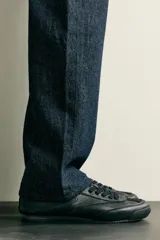 Zapatillas de estilo retro para hombre, de color negro, con diseño monocolor y cordones a tono. Presentan una parte superior con combinación de piezas y suela dentada.