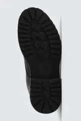 Bota tipo derby con cordones, confeccionada en material liso con horma redonda y suela track con volumen.