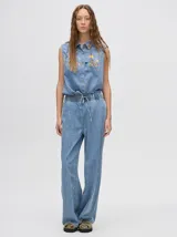 Pantalón de denim estilo jean relajado, de corte recto y holgado, con cintura elástica ajustable mediante cordón.