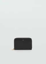 Billetera mediana de efecto cuero saffiano color negro, con cierre de cremallera perimetral, logo de la marca en relieve y múltiples ranuras para tarjetas.