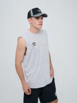 Musculosa deportiva Umbro modelo Axis para hombre, de color azul marino, con cuello redondo y logo impreso en el pecho.