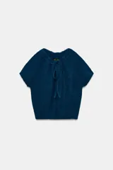 Jersey de punto de textura suave en color azul, con cuello redondo ajustable mediante cordones del mismo tejido y manga corta.