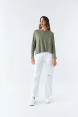 Remera celeste de algodón, de manga larga y cuello redondo.