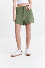 Short verde oliva de tejido waffle con cordón ajustable en la cintura.