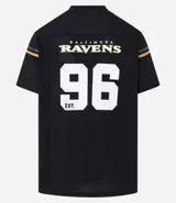 Remera deportiva negra de poliéster con tecnología Dry, cuello en V y manga corta. Estampado frontal con el número 96 y el logo de los Baltimore Ravens de la NFL.