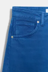 Jeans de tiro medio y corte balloon color azul, con diseño de cinco bolsillos, trabillas para cinturón y cierre frontal con cremallera y botón metálico.