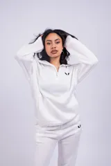 Buzo negro con cierre de media cremallera, cuello alto y logo bordado en el pecho.