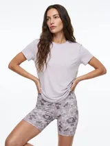 Remera deportiva negra de manga corta, con costuras laterales visibles y calce ajustado.