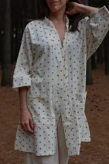 Kimono largo color crema con estampado de lunares marrones, confeccionado en tussor de algodón.