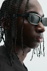 Cazadora bomber negra de corte regular fit, confeccionada en tejido efecto ante. Cuenta con cuello, puños y bajo en rib elástico, manga larga, bolsillos de vivo en la cadera y un bolsillo interior. Cierre frontal con cremallera.