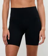 Bermuda ciclista de tiro alto confeccionada en microfibra técnica, con ajuste ceñido al cuerpo y bolsillo funcional integrado.