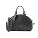 Cartera tipo baúl negra de cuero graneado con doble asa corta y correa larga regulable y desmontable. Tiene cierre superior, dos compartimentos internos y un bolsillo interno con cierre. Los herrajes son plateados y el interior es de tela de algodón y poliéster.