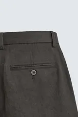 Bermuda regular fit azul marino confeccionada en lino, con bolsillos frontales, bolsillos traseros de doble vivo con botón y cierre frontal con cremallera y botón.