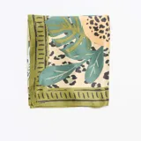 Pañuelo cuadrado de satén con diseño combinado de estampado animal print y hojas tropicales en tonos verdes y beige.
