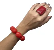 Pulsera elástica con cuentas ovaladas grandes de resina en color azul y verde.