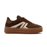 Championes de estilo urbano con diseño de animal print de leopardo, combinados con paneles de gamuza marrón y detalles laterales en color crema. Presentan una suela de plataforma de goma en tono caramelo y cierre con cordones.
