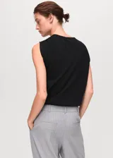 Chaleco de punto fino color negro, con cuello redondo y detalle metálico en el hombro. Diseño recto y sin mangas.