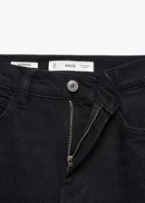 Jeans mom-fit de tiro alto color negro, con diseño clásico de cinco bolsillos, trabillas para cinturón y cierre frontal con cremallera y botón.