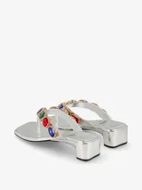 Sandalia plateada con plataforma baja y tira delantera decorada con apliques brillantes de colores.