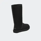 Botas UGG Classic Tall II de piel de oveja color negro, con forro y plantilla de piel de oveja y suela Treadlite by UGG™ para mayor comodidad.