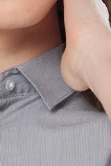 Camisa rayada entallada de manga larga, textura suave al tacto. Contiene spandex para un mejor calce.