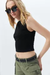 Top lila de morley, sin mangas y cuello redondo.