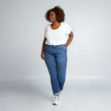 Pantalón de jean azul de corte recto, con tiro alto y cinco bolsillos.