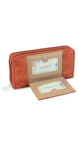 Billetera larga de diseño combinado en tonos terracota y beige, confeccionada en material sintético con textura tipo gamuza y lisa. Cuenta con cierre perimetral, solapa frontal con broche a presión y visor para documentos, además de múltiples compartimentos internos para tarjetas, billetes y monedero con cierre.