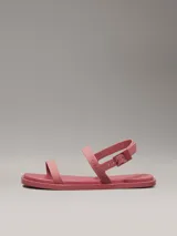 Sandalias Calvin Klein de goma color rosa, con dos tiras en el empeine y tira ajustable en el tobillo.
