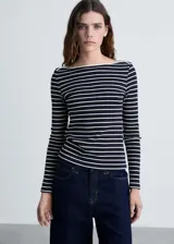 Camiseta de manga larga a rayas horizontales azul marino y blancas, con cuello barco.
