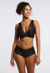 Soutien negro de micro tul y encaje, marca Montelle. Bajo busto con aro y copa formada. Breteles fijos, regulables. Abrocha detrás en tres posiciones.