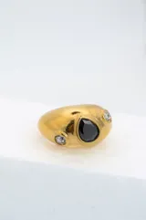 Anillo dorado chunky de acero quirúrgico con recubrimiento PVD y circonia negra. Diseño moderno y llamativo.