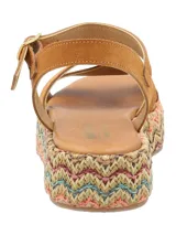 Sandalia de plataforma con tiras de gamuza color tostado y base de rafia tejida con diseño de zigzag multicolor. Cuenta con cierre de hebilla metálica en el tobillo.