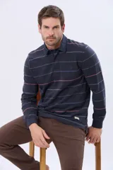 Remera tipo polo de manga larga en color azul marino con diseño de rayas horizontales finas en tonos contrastantes. Presenta cuello clásico, cartera con botones y puños elásticos.