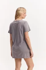 Vestido corto de manga corta color gris con efecto desgastado, de corte holgado y diseño liso.