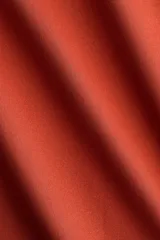Top sin mangas de microfibra suave, corte entallado con escote en U y bajo recto, color naranja.