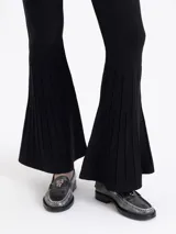 Pantalon de tejido de punto color rojo, con ajuste al cuerpo y botamanga ancha tipo oxford con detalle de pliegues verticales.