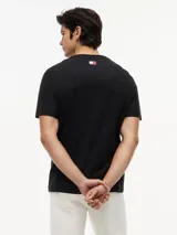 Remera de corte regular confeccionada en puro algodón, con cuello redondo acanalado. Presenta un diseño minimalista en color negro con el logo de la colaboración entre Tommy Hilfiger y Cadillac Formula 1 estampado en el pecho.