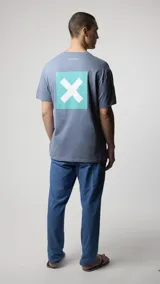 Camiseta de manga corta color azul grisáceo, con un gran estampado cuadrado turquesa en la espalda que contiene una 'X' blanca. Pequeño logo bordado en la parte superior de la espalda.