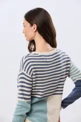 Buzo tejido de algodón con diseño colorblock y rayas, de cuello redondo y manga larga.