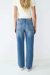 Jean de tiro alto confeccionado en denim de lavado claro, con corte recto y diseño clásico de cinco bolsillos.