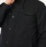 Campera negra de estilo urbano con capucha forrada en sherpa, cierre frontal con botones y bolsillos en el pecho. Presenta un diseño versátil con logo en PU en la manga.