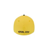 Gorra curva New Era 39THIRTY de los Pittsburgh Pirates, color amarillo con visera negra y logo del equipo bordado en el frente.